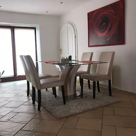 Apartman Iv Homestay